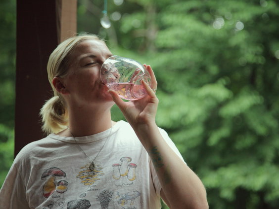 Een dreigend tekort aan drinkwater, maar toch gebruiken we het voor alles. Waarom?