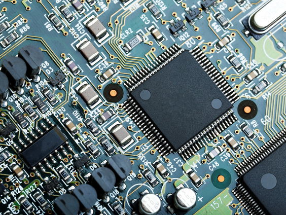 Hoe zorgt nano-technologie voor steeds kleinere en betere computerchips?