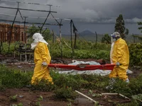 Wat doen de hulpverleners om ebola in te dammen?