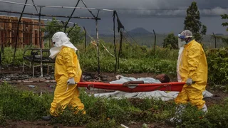 Wat doen de hulpverleners om ebola in te dammen?