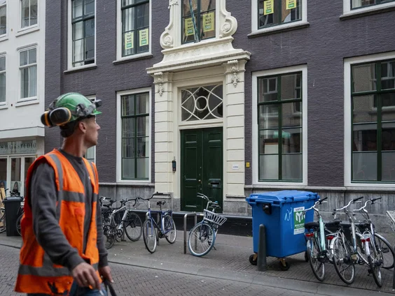 Man die vuurwerkbom door brievenbus partijkantoor D66 gooide blijft langer vastzitten