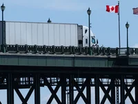 Op het laatste moment stelt Trump importheffingen tegen Canada uit