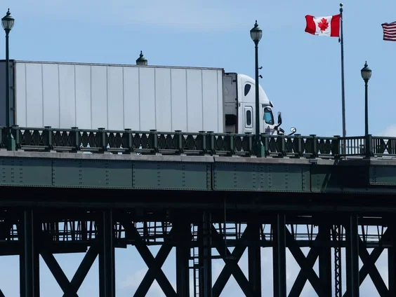 Op het laatste moment stelt Trump importheffingen tegen Canada uit