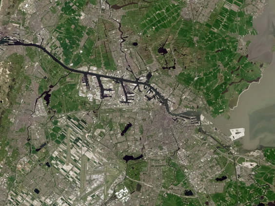 Rijp voor de sloop? Een van de laatste stukjes 'dorp' in grote stad Amsterdam dreigt te verdwijnen..