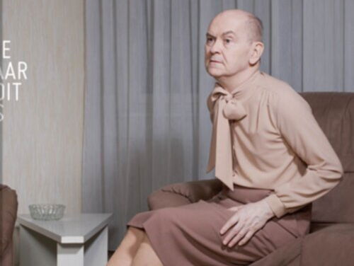 Fotoboek met surrealistische portretten in waanzinnige interieurs