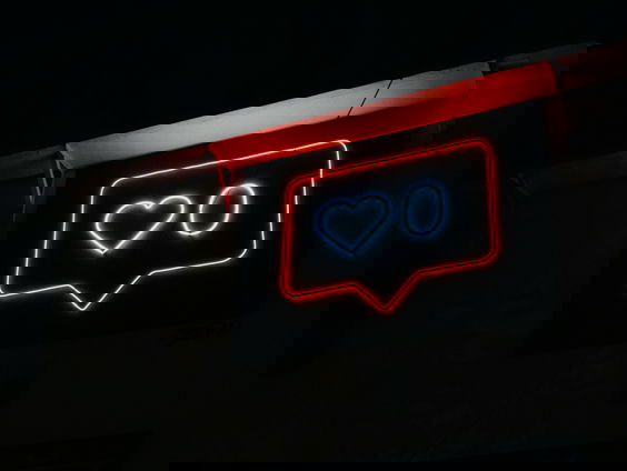 Op welke manier dragen digitale campagnes bij aan de publieke mening?