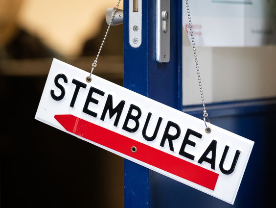 Feit of Fictie: Daalt de opkomst met 1% bij 25 millimeter regen?