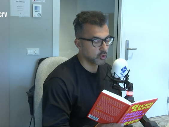 Özcan Akyol over zijn boek Mijn moeder, de kleine reus