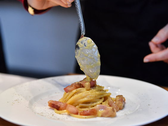 Italiaanse chefs in rep en roer: carbonara uit blik?