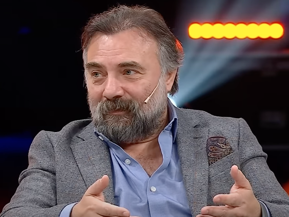 Uitgelicht: Turkse acteur wakkert discussie over identiteit aan