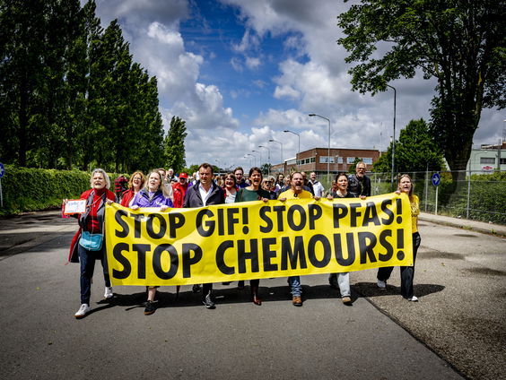 Zorgen over PFAS-lozingen in de Rijn: Is ons drinkwater nog veilig?