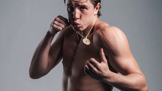 Weduwe van Mohammed Ali helpt Rijswijkse bokser Tony Jas