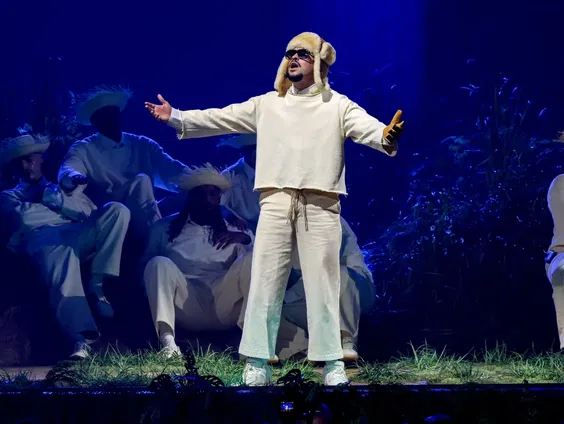 De Puertoricaanse luis in Trumps pels heet Bad Bunny