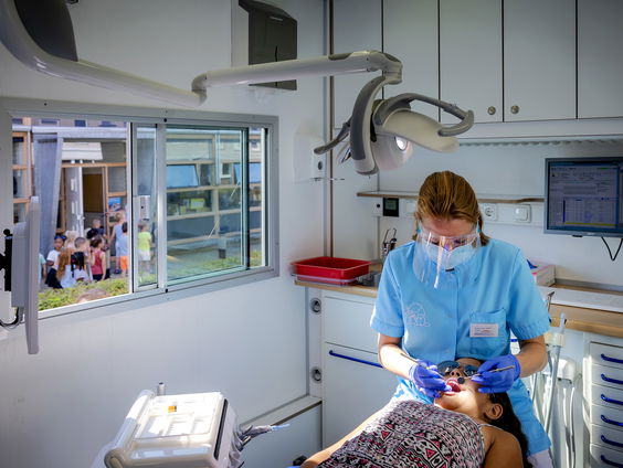 Studenten brengen tandzorg aan huis voor minder mobiele ouderen