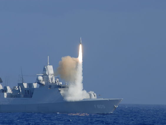 Nederlands Marineschip de Zr.Ms. Evertsen op missie