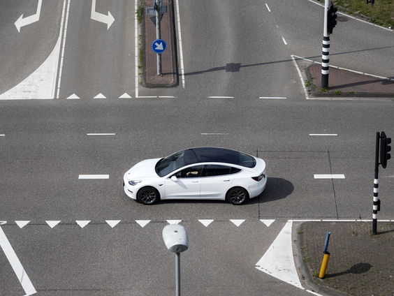 RDW liet Tesla Autopilot in Europa toe door maas in de wet