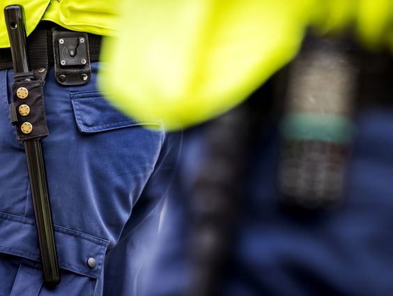 Is een proef met wapenstokken voor NS-medewerkers wel een goed idee?