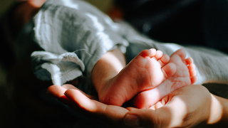 ‘Onderhandelbaby’s’: Paradevoorstelling over absurde procedures rondom kind ...