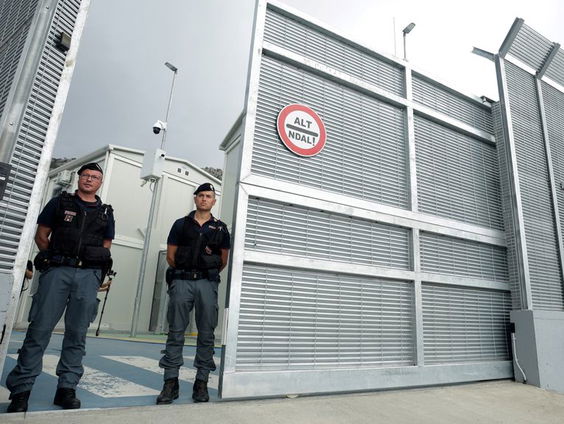 Hoe gaat Albanië de eerste migranten opvangen die Italië doorstuurt?