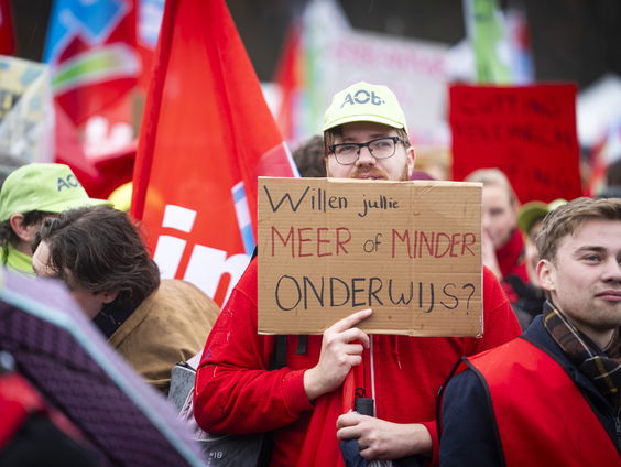 Duizenden studenten en medewerkers protesteren in Den Haag tegen bezuinigingen
