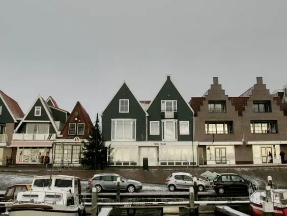 Melanie Klene en Marga Veerman-Smit over de tentoonstelling 'De Kracht van Volendam 25 jaar later'