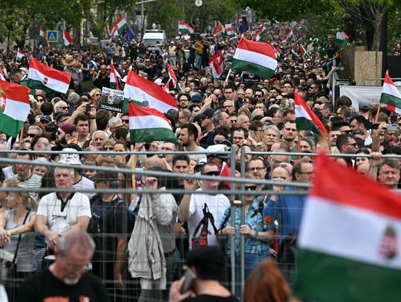 Waait er een nieuwe wind tegen Orbán?