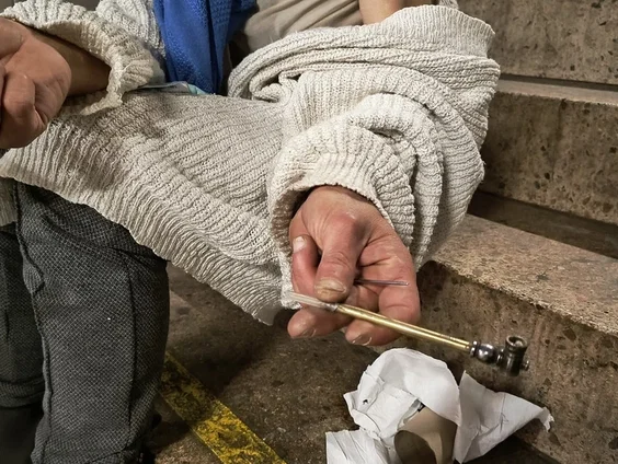 De gemeente Amsterdam wil op korte termijn verder met een proef die mensen met een ernstige crackverslaving moet helpen.