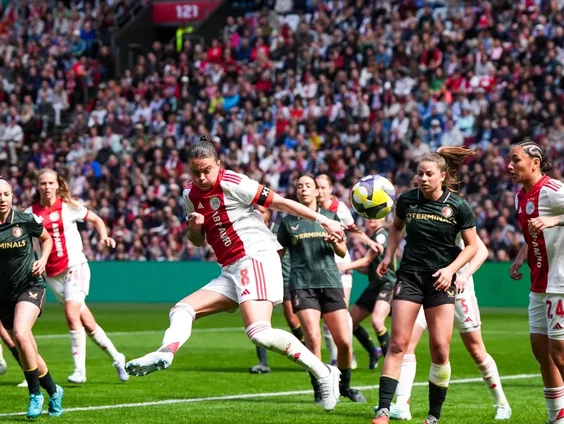 Stand.nl: Het wordt tijd dat vrouwen in het voetbal fatsoenlijk gaan verdienen