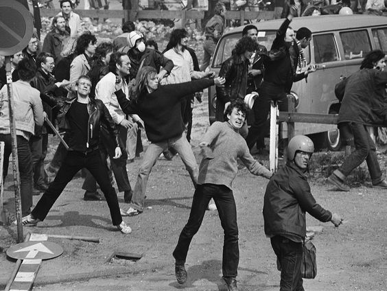 Escalerende protesten in de literatuur: De Slag om de Blauwbrug