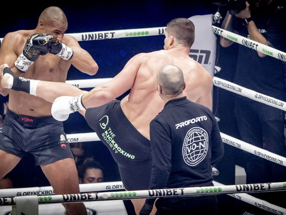 De walk-out song: de eerste klap in de boksring