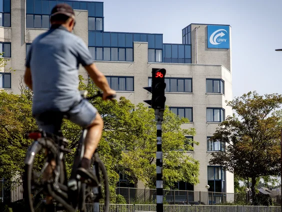 Wat kunnen rechtbanken doen om ervoor te zorgen dat overheidsinstanties zich aan de wet houden?