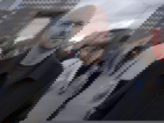 De Wit en de Brit, Belofte maakt schuld