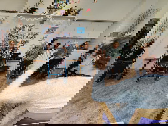 Oud-musicalster helpt ouderen om fit te blijven met stoelballet