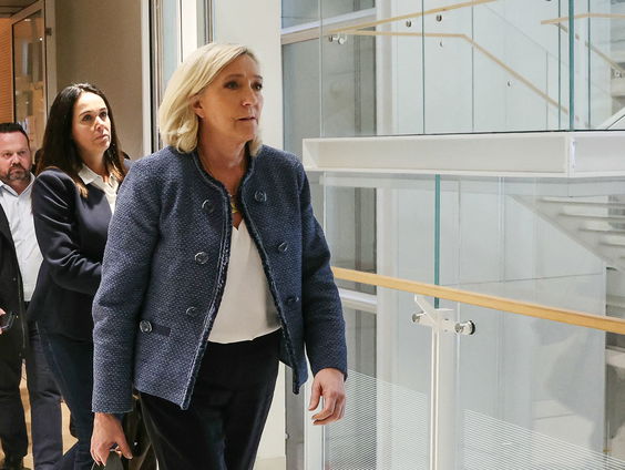 Is het terecht dat politica Marine Le Pen zich niet meer verkiesbaar mag stellen komende vijf jaar?