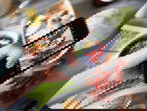 Boek over het consumeren van eethypes door sociale media