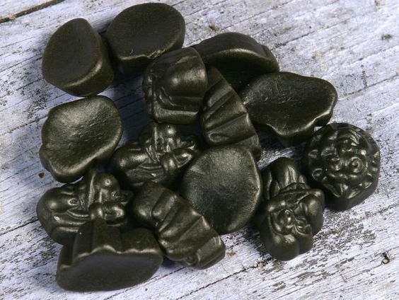 Het Grote Dropboek vertelt de geschiedenis van dit snoepgoed