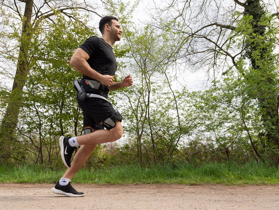Kun je een hardloopwedstrijd lopen met een exoskelet?