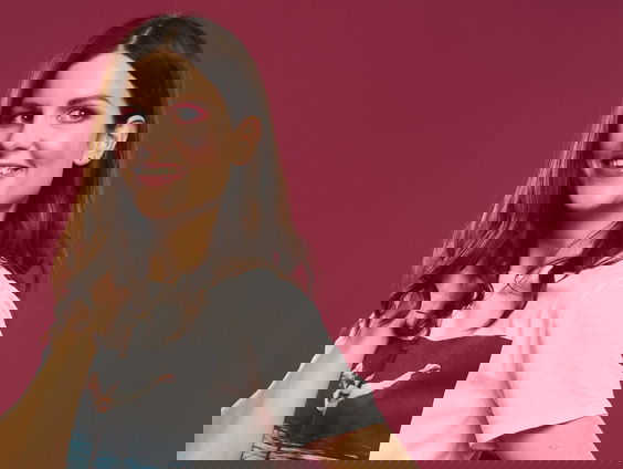 Nadat ze Engeland al heeft veroverd met haar komedie, is nu Nederland aan de beurt.