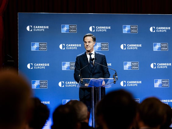 Oproep NAVO-baas Rutte: geestelijk voorbereid op oorlog