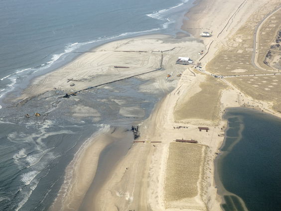 Oorlogsschip de Prince George steekt weer boven het zand uit bij Camperduin