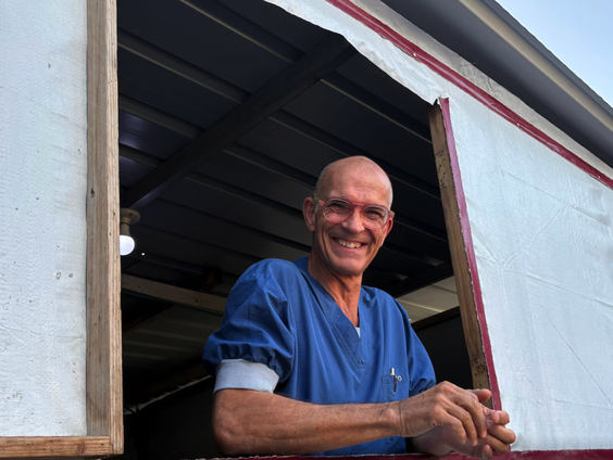 Nederlandse chirurg Ron van Doorn kan voorlopig niet weg uit Gaza door de oorlog tegen Iran