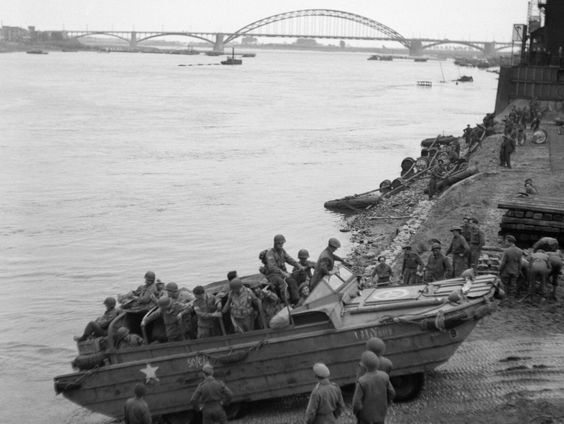 Re-enactment bij 80 jaar Waalcrossing