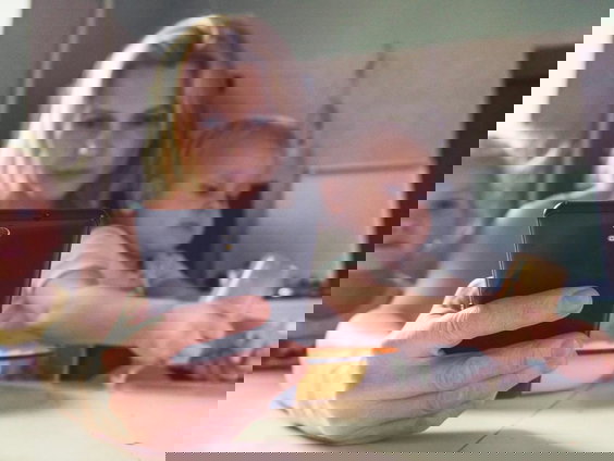 Ouders van jonge kinderen worstelen zelf met telefoongebruik