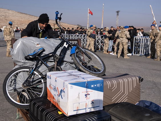 Syrische vluchtelingen uit Turkije naar de grens voor terugkeer richting Syrië