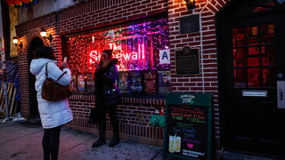 Wat is symbolische waarde van Stonewall Inn voor de homobeweging?