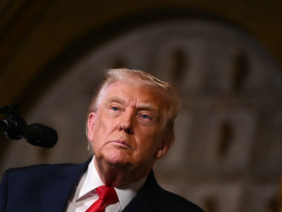 Visumverbod voor voormalig Eurocommissaris en vier Europese activisten