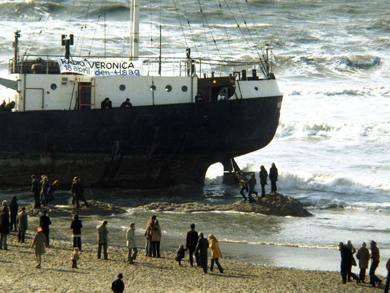 Terug naar Toen: Veronicaschip loopt vast vanwege een storm