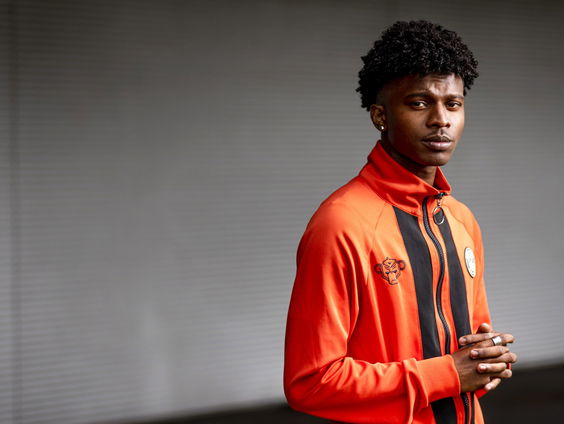 Acteur Daniël Kolf ontvangt belangrijkste toneelprijs van Nederland