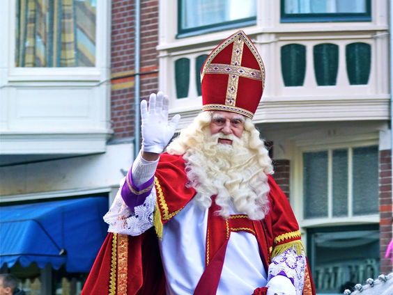 Frank Evenblij krijgt een spoedcursus Friese sinterklaasliedjes zingen