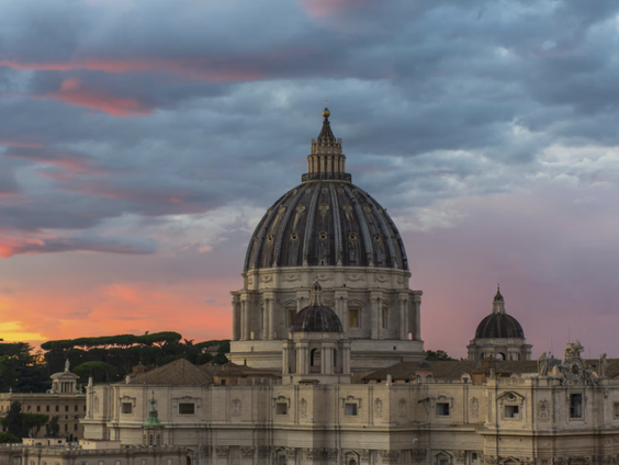 Geen witte, maar ook geen zwarte rook: dit was de eerste dag van het conclaaf